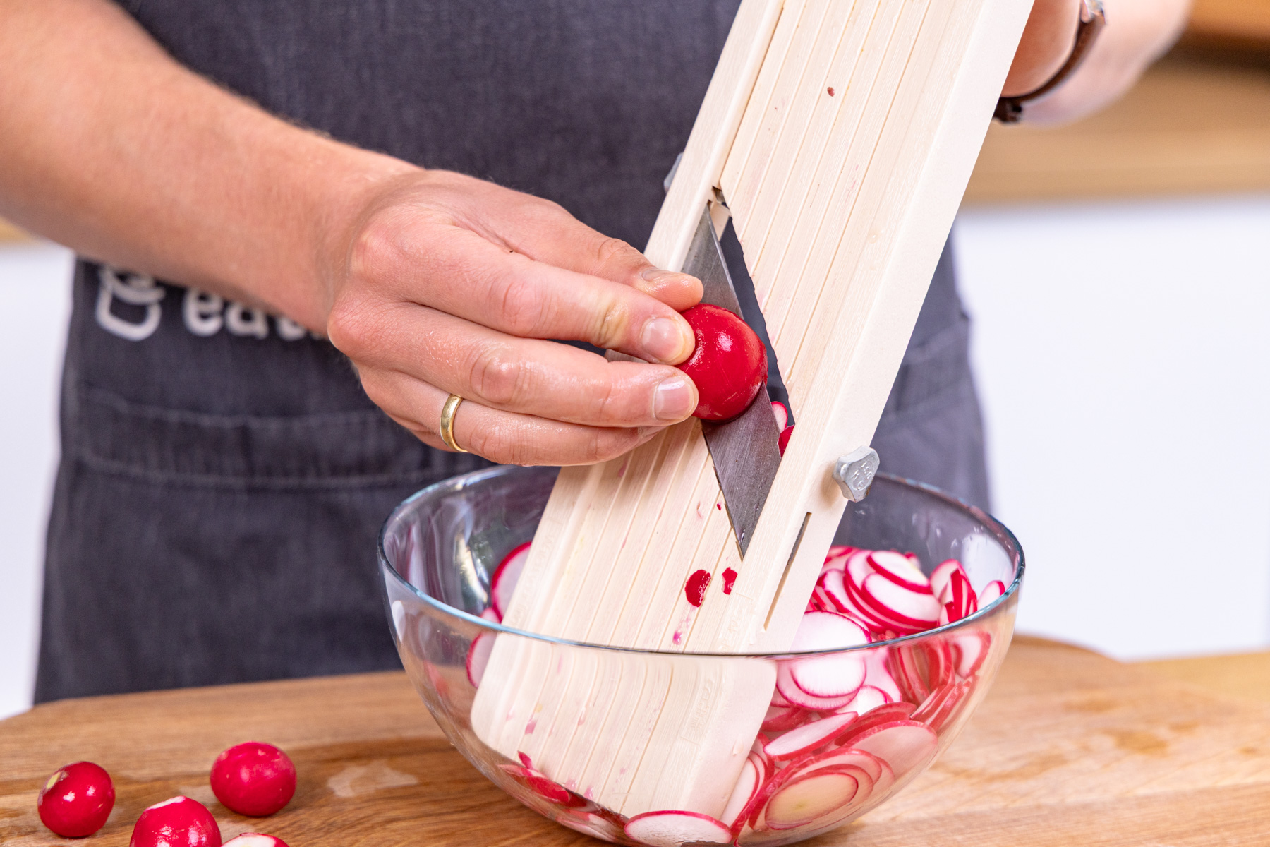 Radieschensalat mit Sahne nach Omas Rezept Radieschensalat mit Sahne nach Omas Rezept