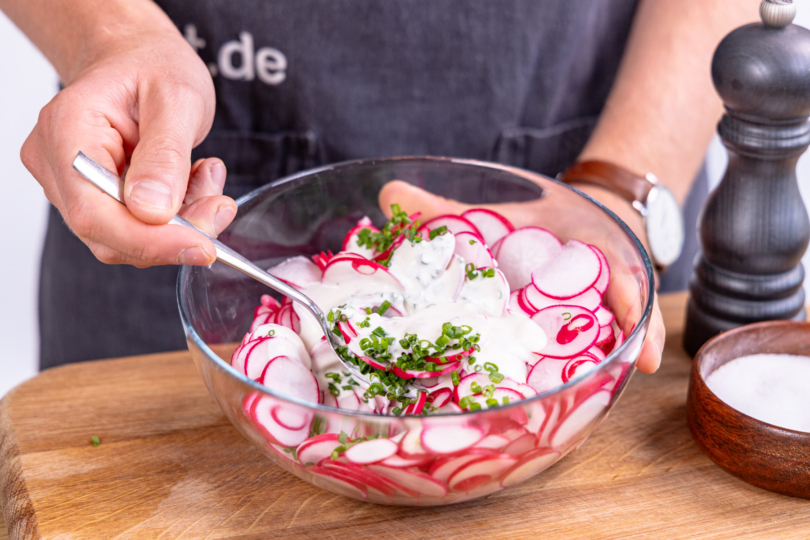Radieschensalat vermengen