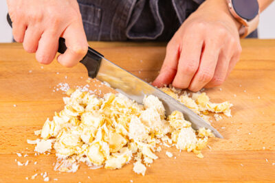 Raffaello® mit Messer zerkleinern