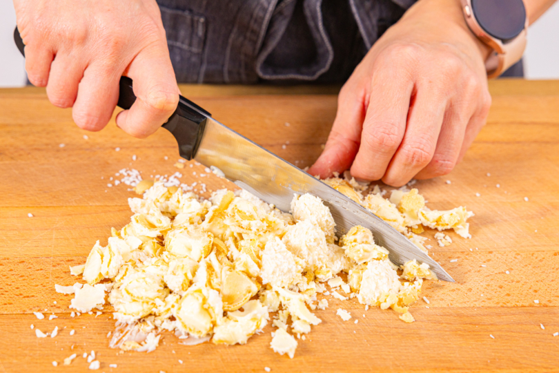 Raffaello® mit Messer zerkleinern