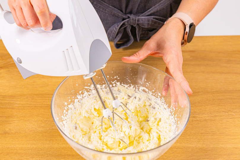Sahne mit Handrührgerät und Schneebesen aufschlagen