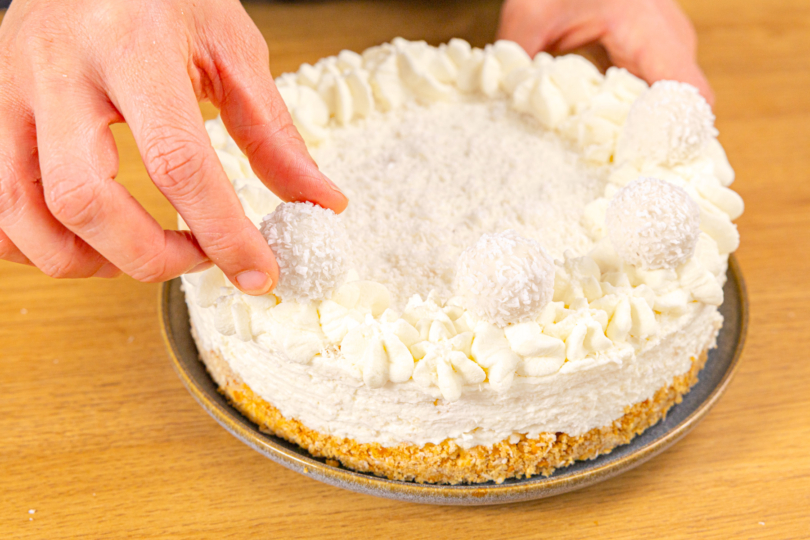 Torte mit Raffaello® verzieren