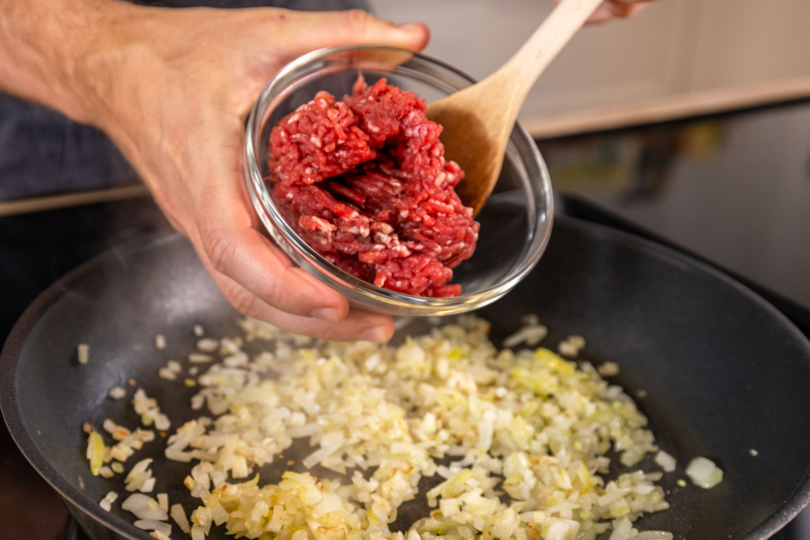 Hackfleisch in die Pfanne geben