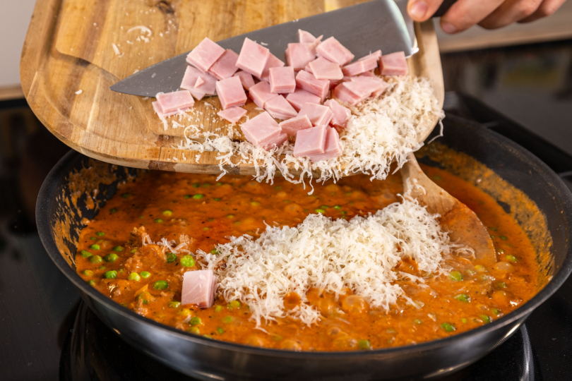 Schinken und Käse dazugeben