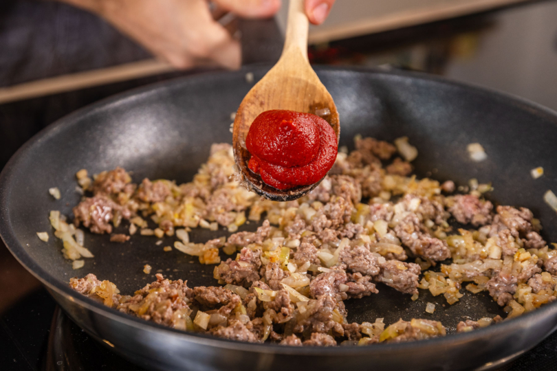 Tomatenmark dazugeben