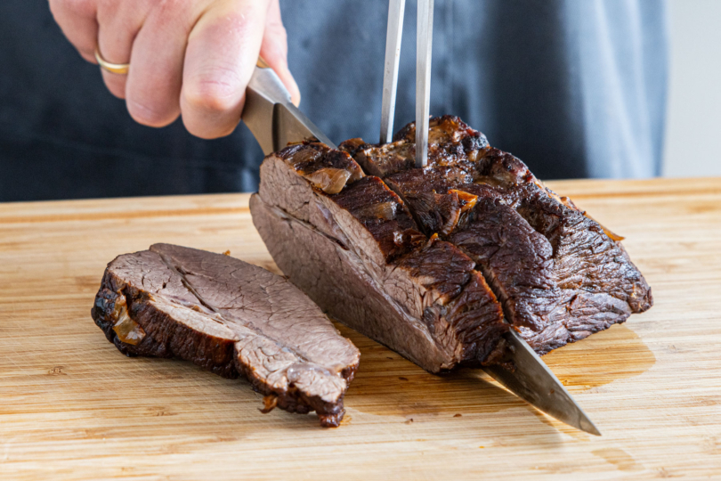 Rinderbraten anschneiden