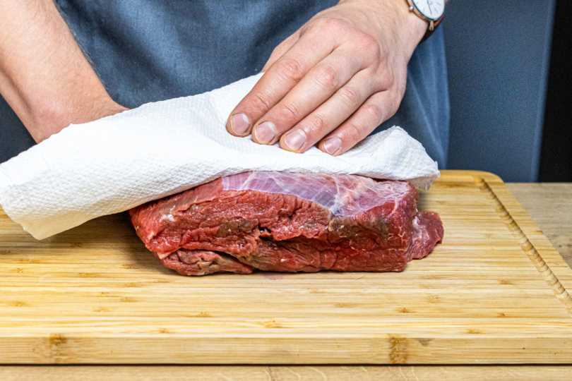 Rinderbraten abtupfen