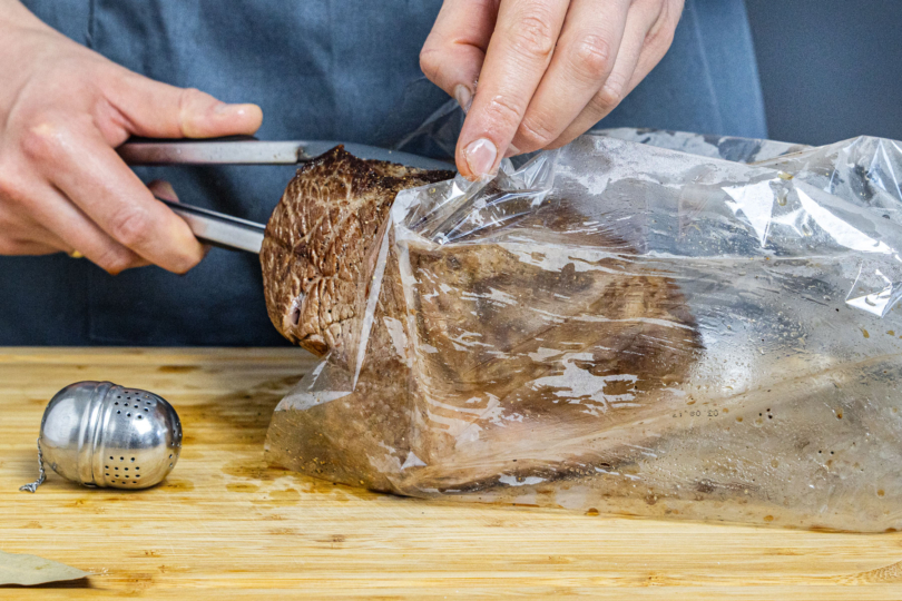 Rinderbraten in Bratschlauch geben