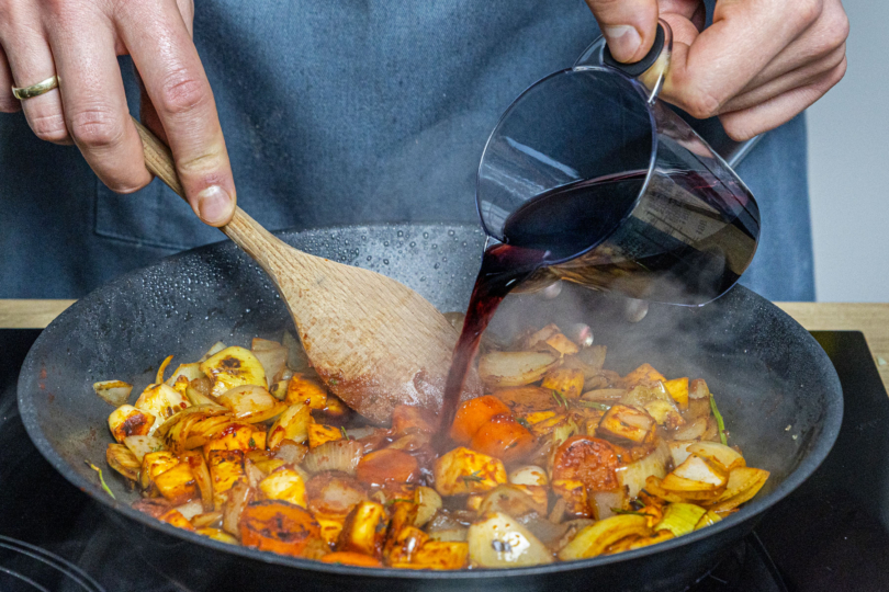 Rotwein dazugeben