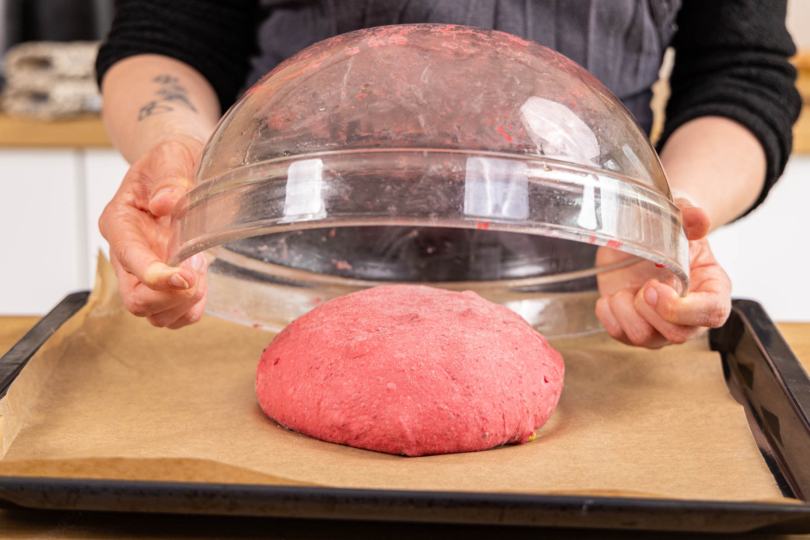 Rote Bete-Brot abdecken