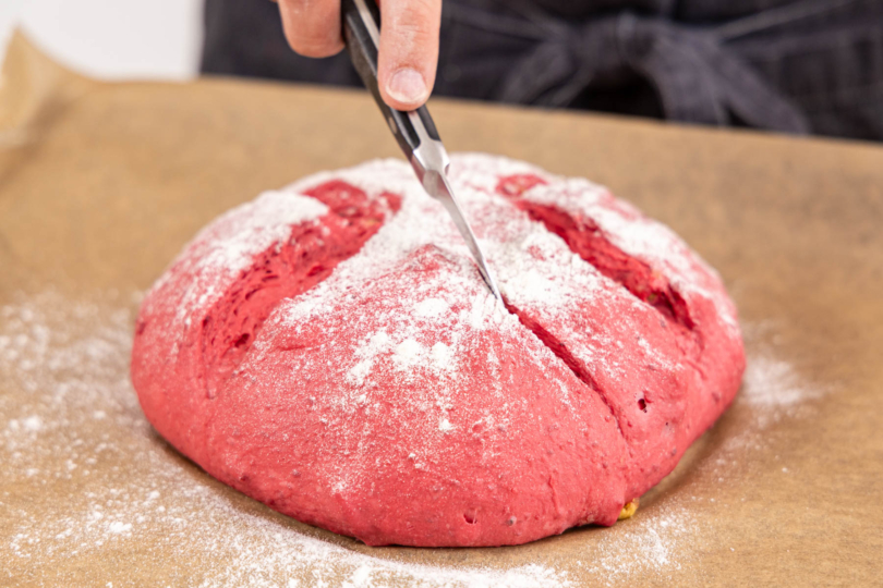 Rote Bete-Brot einschneiden
