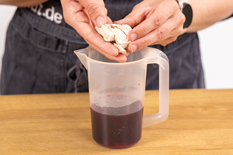 Hefe zum Saft geben