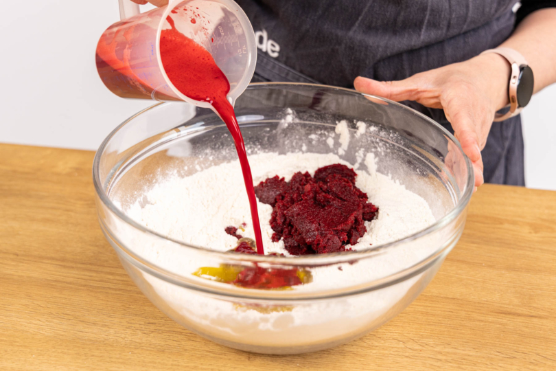 Hefe-Saft zum Mehl gießen