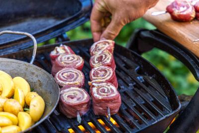 Rouladenspieße auf den Grill legen