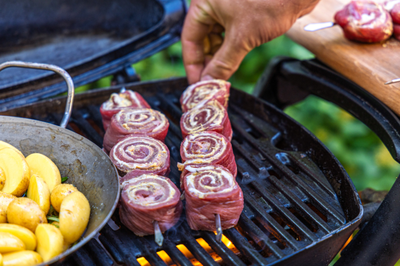 Rouladenspieße auf den Grill legen