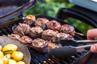 Rouladenspieße auf dem Grill wenden