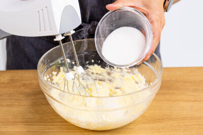 Butter mit Zucker cremig aufschlagen