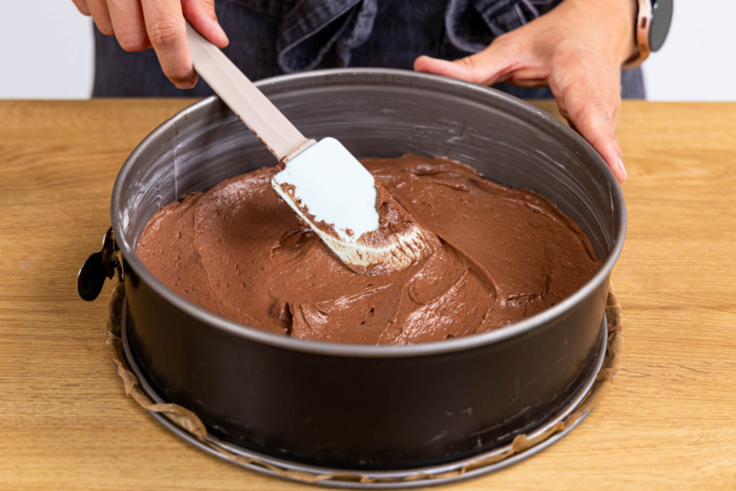 Schokorührteig in die Auflaufform geben und backen