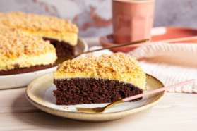 ein Stück Sägespänekuchen aus der Springform