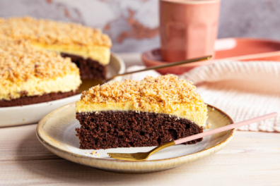 ein Stück Sägespänekuchen aus der Springform