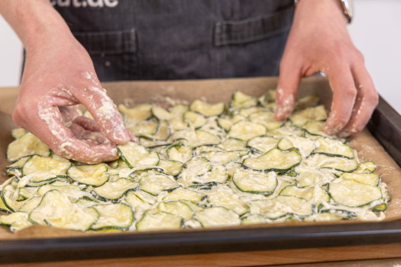 Scarpaccia di Zucchine auf dem Blech verteilen