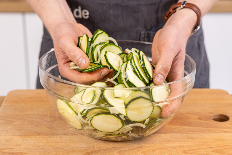 Zucchini in der Schüssel mischen