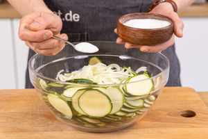 Salz zur Zucchini geben