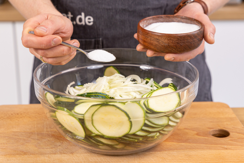 Salz zur Zucchini geben