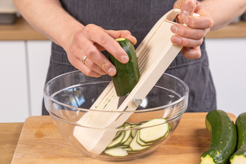 Zucchini in Scheiben hobeln
