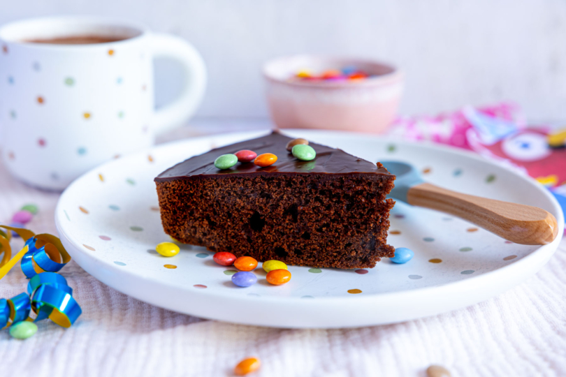 Schokokuchen zum Kindergeburtstag angeschnitten