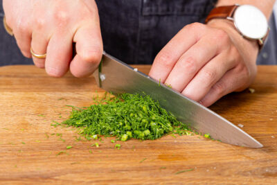 Dill waschen und fein hacken