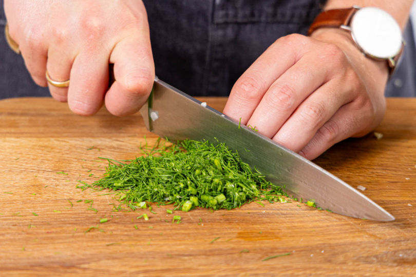 Dill waschen und fein hacken