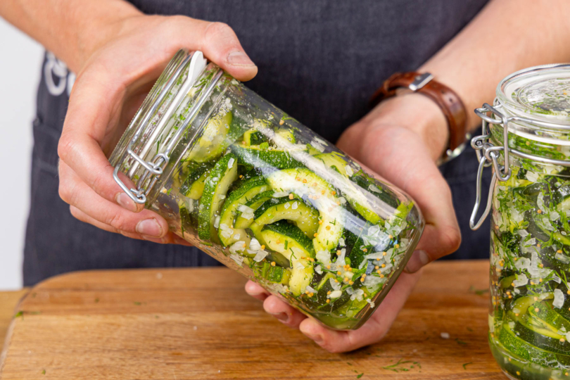 Schüttelgurken aus Zucchini im Glas kräftig schütteln