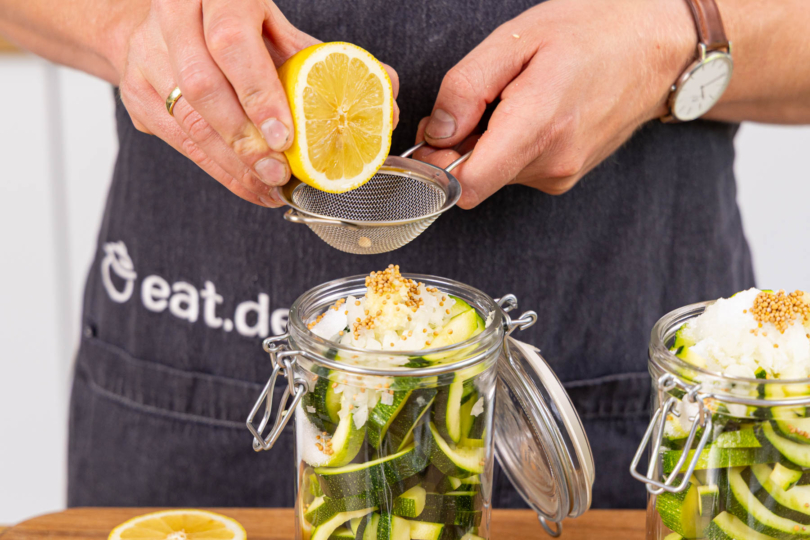 Zitronensaft dazupressen