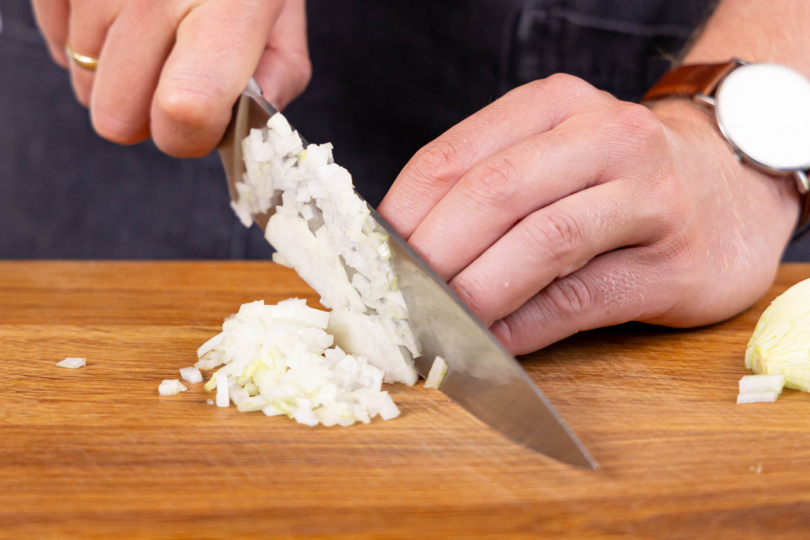 Zwiebel in feine Würfel schneiden