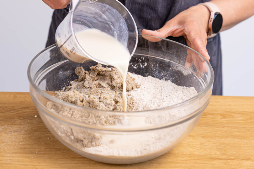 Hefe-Buttermilch in die Rührschüssel gießen