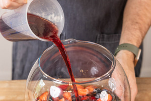 Traubensaft in das Gefäß füllen, für die Silvester-Kinderbowle