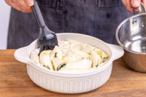 Spanakopita mit Butter bestreichen