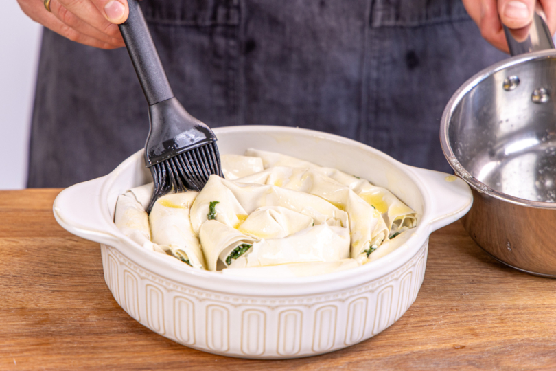 Spanakopita mit Butter bestreichen