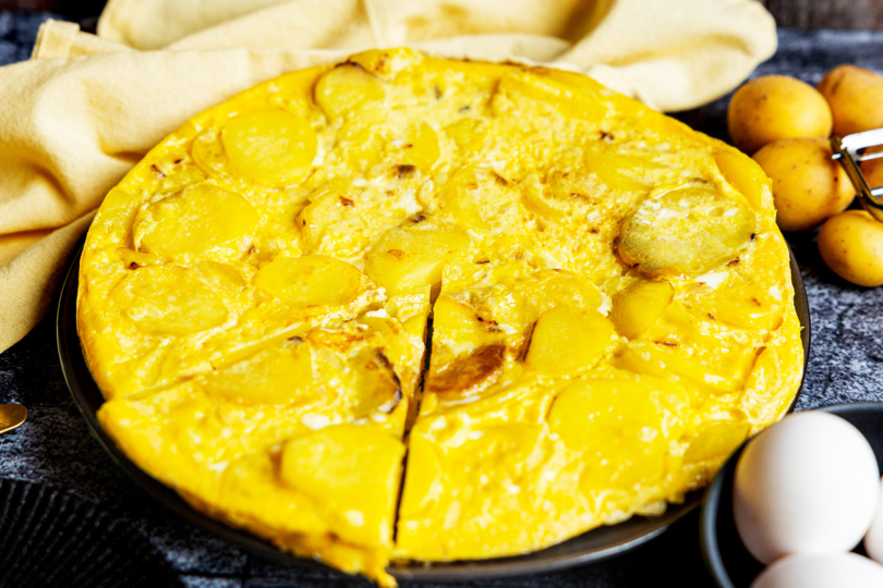 Spanische Tortilla de patatas ganz