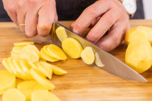 Kartoffeln in Scheiben schneiden