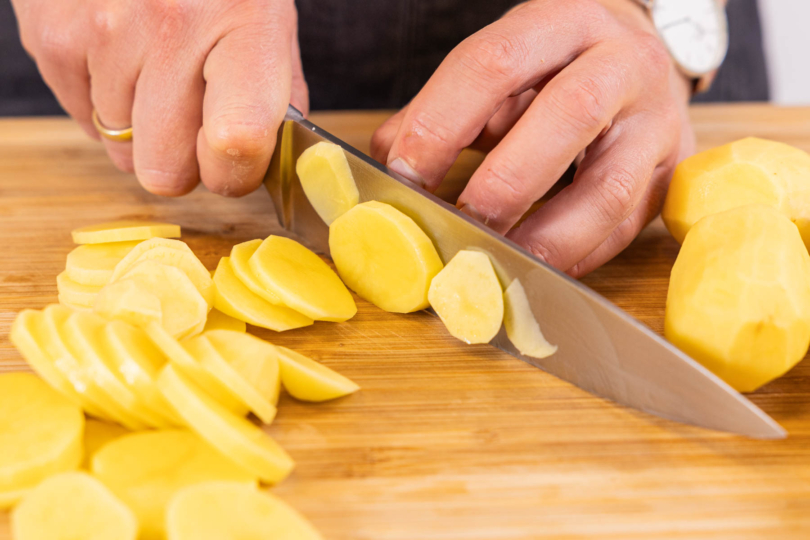 Kartoffeln in Scheiben schneiden