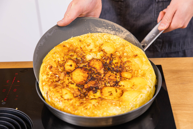 Spanische Tortilla de patatas wenden