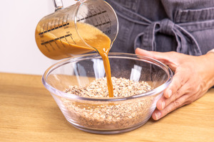 Espresso-Mandelmilch-Gemisch zu den trockenen Zutaten geben