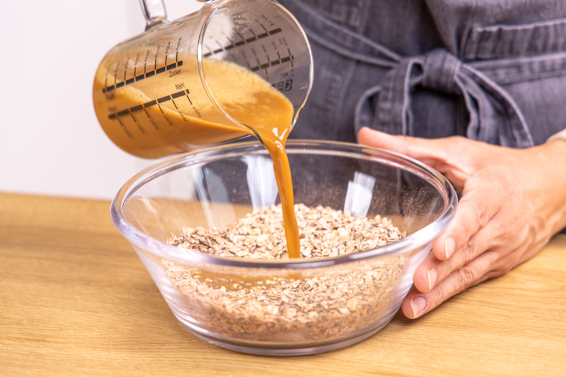 Espresso-Mandelmilch-Gemisch zu den trockenen Zutaten geben