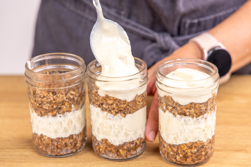 Mit Joghurt schichten