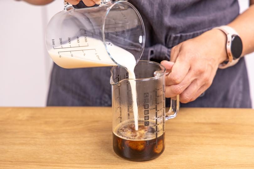 Mandelmilch und Espresso vermischen