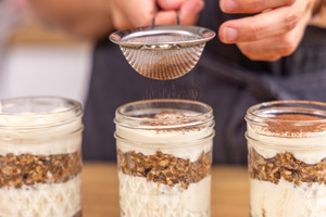 Tiramisu Overnight Oats mit Backkakao bestäuben