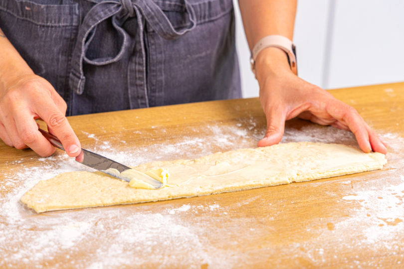 Teig mit Butter bestreichen