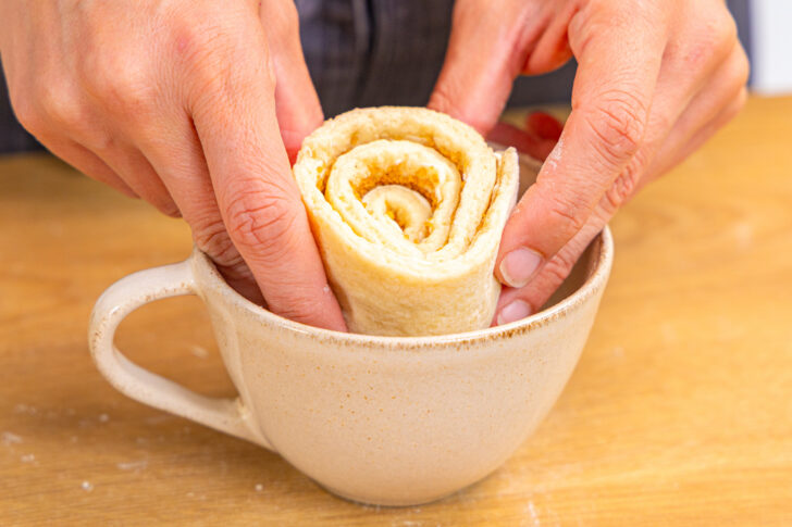 Zimtschneck in einer Tasse platzieren